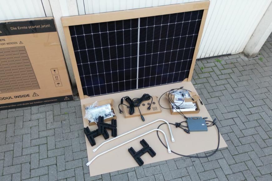 Das Zubehör, die Halterungen und Schrauben, alles, was es braucht, um das Solakon Balkonkraftwerk zu installieren, liegt im Test auf dem Boden.